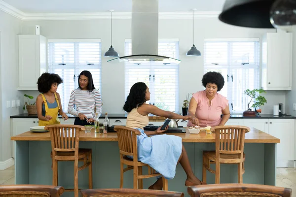 Çift Irklı Bayan Arkadaşlar Hafta Sonunu Evde Geçirirken Mutfak Adasında — Stok fotoğraf