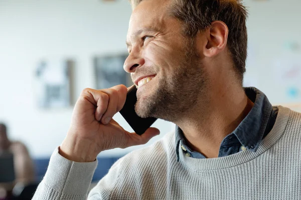Szczęśliwy Biały Biznesmen Rozmawiający Przez Telefon Komórkowy Biurze Kreatywnym Niezmieniony — Zdjęcie stockowe