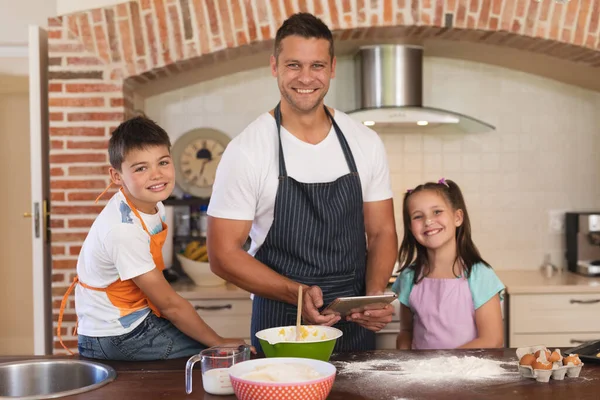 Portrait Caucasian Family Spending Time Home Together Standing Kitchen Baking — Stock Photo, Image