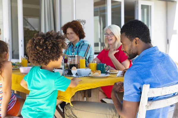 Πολυφυλετική Οικογένεια Πολλών Γενεών Τρώει Πρωινό Μαζί Στο Τραπέζι Στο — Φωτογραφία Αρχείου