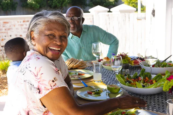 老人と孫を自宅で朝食をとる多人種の幸せな先輩女性の肖像画 食べ物 飲み物 変わらない 一緒に 子供時代 ライフスタイルと退職の概念 — ストック写真