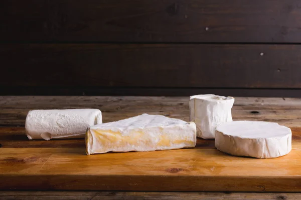 Queijo Brie Várias Formas Mesa Madeira Espaço Cópia Inalterado Géneros — Fotografia de Stock