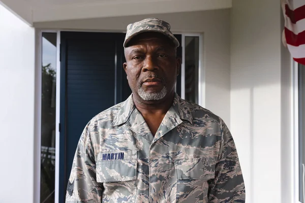 Afrikai Amerikai Magabiztos Katonai Rangidős Férfi Álcázó Ruhában Sapkában Áll — Stock Fotó