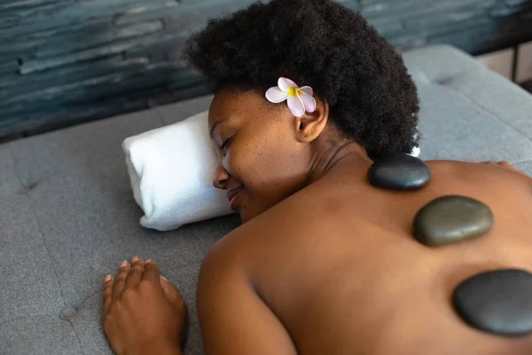 Afroamerikanerin Mit Geschlossenen Augen Erhält Hause Eine Hot Stone Massage — Stockfoto