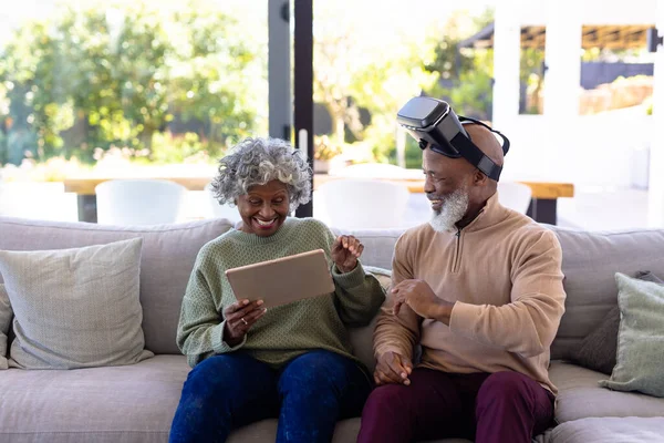 Χαρούμενοι Αφροαμερικανοί Παλιοί Φίλοι Που Χρησιμοποιούν Προσομοιωτή Εικονικής Πραγματικότητας Και — Φωτογραφία Αρχείου