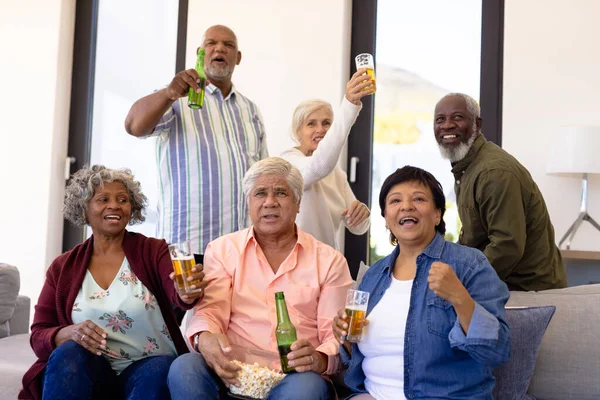 Multiracial Excité Amis Aînés Avec Bière Popcorns Profiter Match Dans — Photo
