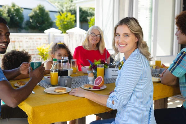 Retrato Una Sonriente Pareja Multirracial Desayunando Con Familia Mesa Del —  Fotos de Stock