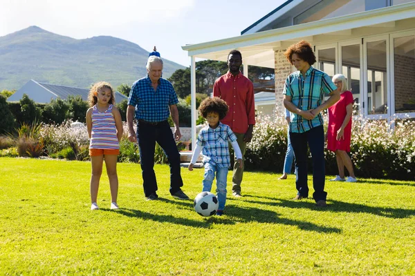 Çok Irklı Bir Aile Yazın Çimlerin Üzerinde Futbol Oynayan Bir — Stok fotoğraf