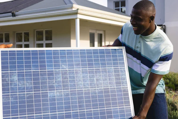 Afroameričan Střední Dospělý Muž Směje Nese Solární Panel Proti Domu — Stock fotografie