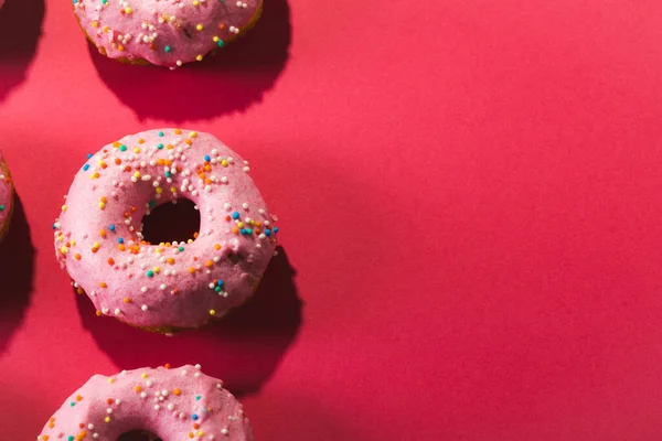 배경에 공간을 이용해 스프링클러가 분홍색 도넛을 수있다 변경되지 건강에 식사와 — 스톡 사진