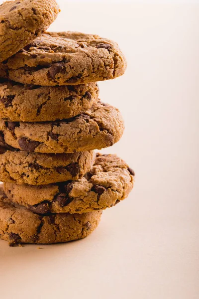 Detailní Záběr Hromadu Cookies Béžovém Pozadí Kopírovacím Prostorem Nezměněné Podobě — Stock fotografie