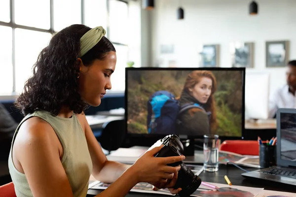 Ofisteki Kamerayı Inceleyen Melez Genç Bir Kadını Değiştirilmemiş Yaratıcı Yeri — Stok fotoğraf