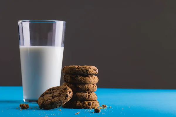 Närbild Mjölkglas Genom Staplade Cookies Mot Grå Bakgrund Kopiera Utrymme — Stockfoto