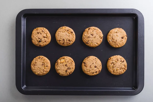 Přímo Nad Pohledem Čerstvé Cookies Uspořádané Podnosu Stole Kopírovat Prostor — Stock fotografie