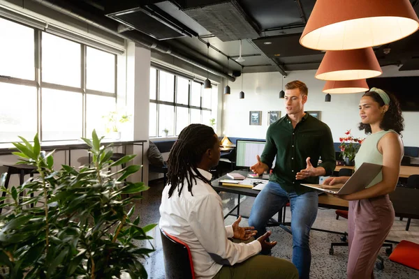 オフィスで多人種の同僚と話し合う白人経営者 変更されず 創造的なビジネス チームワーク 多様性 — ストック写真