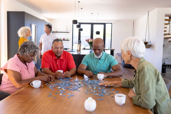 Seniorenfreunde Lösen Puzzle Auf Holztisch Während Sie Pflegeheim Sitzen Spiel — Stockfoto
