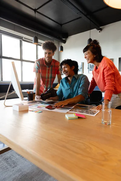 愉快的接线生在办公室与多种族同事讨论 不变的 创造性的业务 团队合作 多样性 摄影主题 — 图库照片