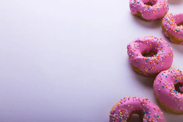 Hochwinkel Ansicht Von Frischen Rosa Donuts Mit Sprinklern Durch Kopierraum — Stockfoto