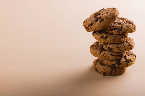 Stack Cookies Beige Bakgrund Med Kopieringsutrymme Oföränderlig Mat Bakad Studioshot — Stockfoto