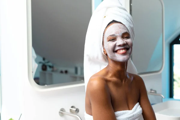 Porträt Einer Fröhlichen Jungen Afrikanisch Amerikanischen Frau Mit Gesichtscreme Badezimmer — Stockfoto