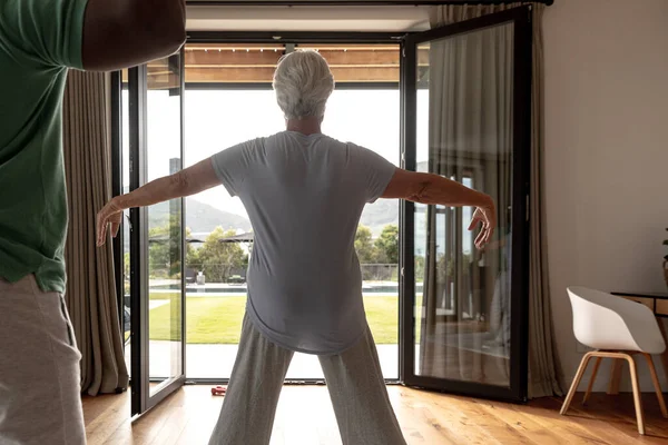 Rückansicht Einer Kaukasischen Seniorin Die Hause Dehnübungen Durchführt Physiotherapie Und — Stockfoto