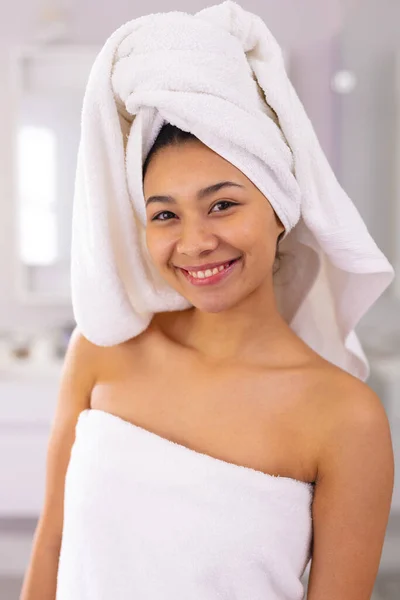 Pionowy Portret Szczęśliwej Birasowej Kobiety Noszącej Ręcznik Uśmiechnięty Łazience Przestrzenią — Zdjęcie stockowe