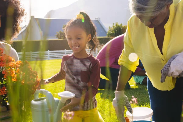 Multiraciale Lachende Meisje Met Moeder Grootmoeder Planten Tuin Tijdens Zonnige — Stockfoto