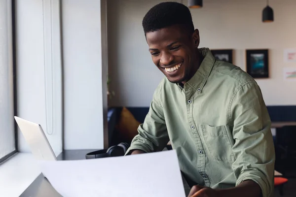 Jovem Empresário Afro Americano Sorrindo Examinando Documento Escritório Negócio Inalterado — Fotografia de Stock