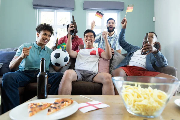 Multiracial Manliga Vänner Skriker Och Viftar Flaggor Medan Tittar Fotboll — Stockfoto