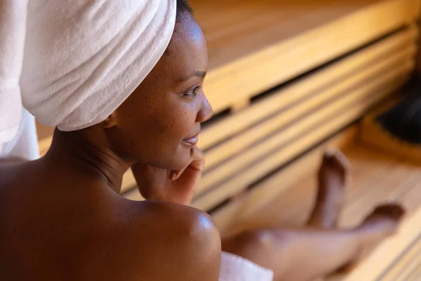 Afroameričanka Županu Relaxující Sauně Lázeňský Wellness Relaxační Koncept — Stock fotografie