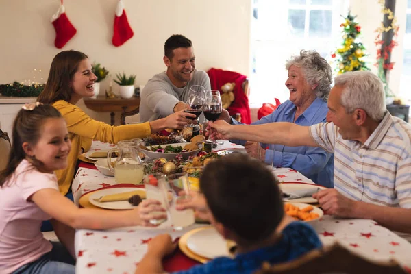 Familia Caucásica Varias Generaciones Sentados Mesa Para Cenar Juntos Haciendo —  Fotos de Stock