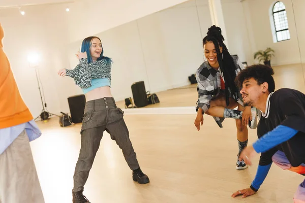 在舞蹈学校培训期间 不同的女性和男性嘻哈舞者的形象 动作和训练概念 — 图库照片
