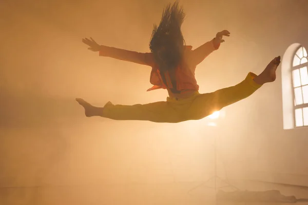Bild Einer Zweirassigen Modernen Tänzerin Die Geräuchertem Interieur Tanzt Tanz — Stockfoto