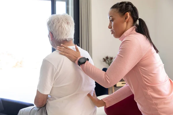 Fisioterapista Donna Nascita Che Terapia Massaggio Alla Schiena Uomo Anziano — Foto Stock