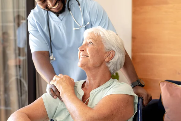 Assistente Sanitario Afroamericano Sesso Maschile Che Sostiene Donna Anziana Caucasica — Foto Stock