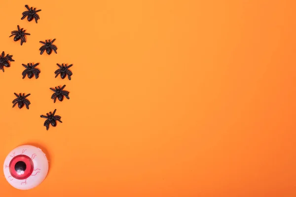 Gruselige Augen Und Mehrere Spinnenspielzeuge Mit Kopierraum Auf Orangefarbenem Hintergrund — Stockfoto