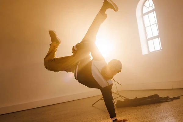 图片显示的是在烟熏的室内跳芭蕾的男性嘻哈舞者 节奏艺术和动作概念 — 图库照片
