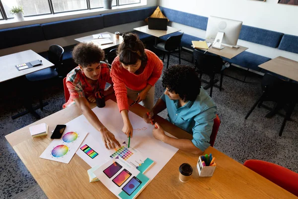 Profesionales Creativos Del Diseño Multirracial Discutiendo Sobre Muestras Color Mesa — Foto de Stock