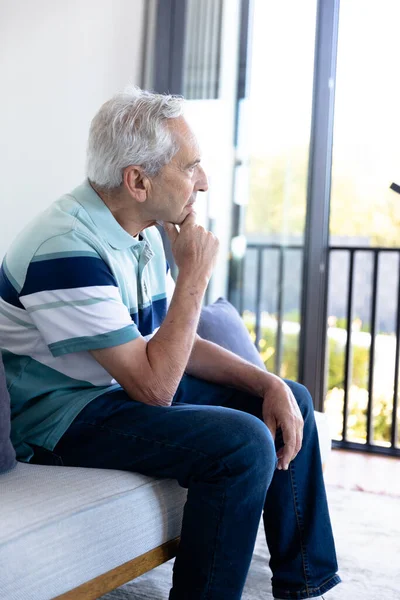 家で窓の外を見ている思慮深い因果関係の先輩 定年退職者のライフスタイルと生活コンセプト — ストック写真