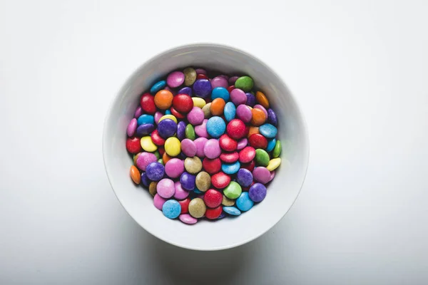 Blick Auf Bunte Schokoladenbonbons Schale Inmitten Von Kopierraum Auf Weißem — Stockfoto
