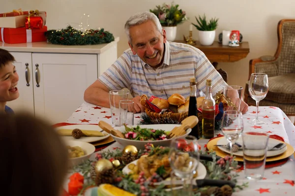 Kıdemli Beyaz Adam Ailesiyle Masada Oturuyor Gülümsüyor Kaliteli Bir Aile — Stok fotoğraf