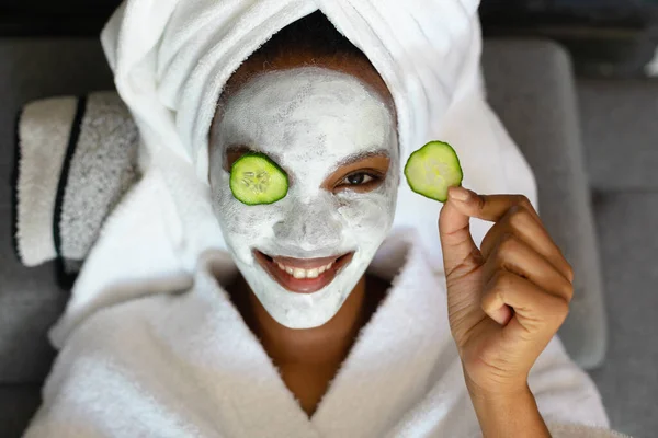 黄瓜片在脸上放松的年轻非洲裔美国女人的画像 未经改动的温泉 身体护理和幸福概念 — 图库照片