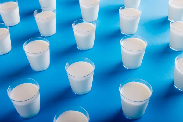 Ποτήρια Γάλακτος Τοποθετημένα Μπλε Φόντο Αντίγραφο Χώρου Αναλλοίωτο Φαγητό Ποτό — Φωτογραφία Αρχείου