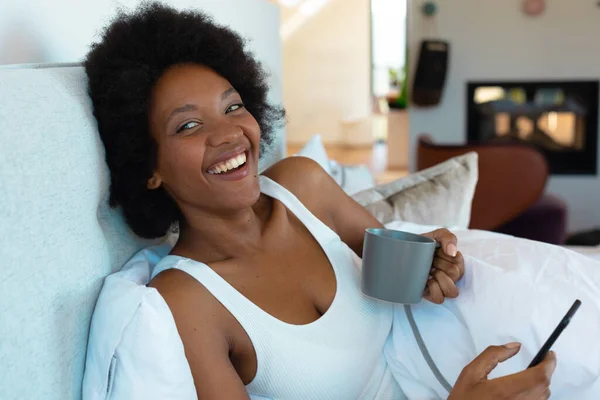 Akıllı Telefon Kahve Fincanı Tutan Neşeli Afro Amerikan Kadın Değiştirilmemiş — Stok fotoğraf
