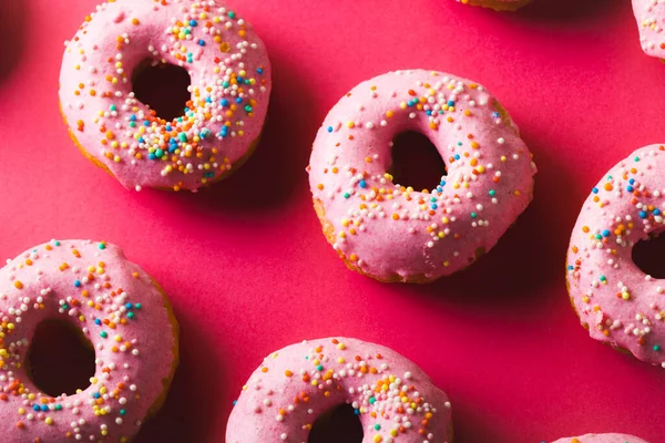 배경에 스프링클러가 분홍색 도넛의 있습니다 변경되지 건강에 식사와 — 스톡 사진