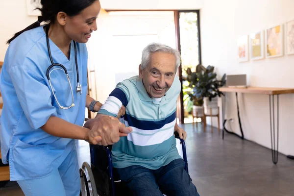 先天性女性理学療法士は 笑顔の白人の高齢者が車椅子から立ち上がるのを助ける ホーム 変更されていない 身体障害 サポート 回復と障害 — ストック写真