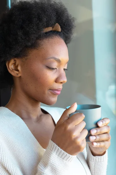 Närbild Afro Ung Afrikansk Amerikansk Kvinna Som Dricker Kaffe Hemma — Stockfoto