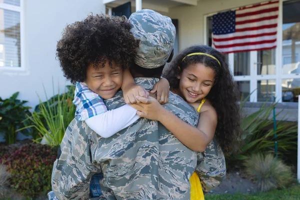 Ενθουσιασμένος Πολυφυλετικό Αγόρι Και Κορίτσι Μάτια Κλειστά Αγκαλιάζει Στρατιωτικό Πατέρα — Φωτογραφία Αρχείου