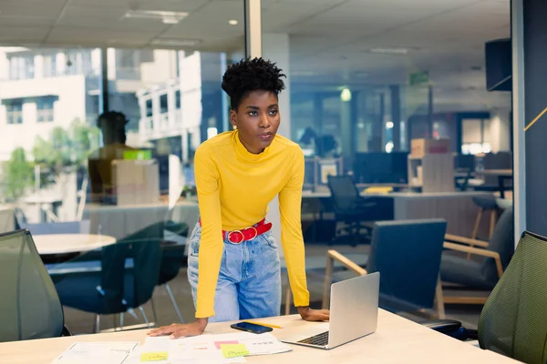 Zamyšlená Afroameričanka Laptopem Stojící Kabině Moderní Kanceláře Obchodní Kancelářský Koncept — Stock fotografie