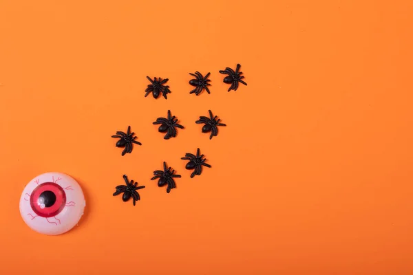 Przerażające Oczy Wiele Zabawek Pająka Miejsca Pomarańczowym Tle Halloween Uroczystość — Zdjęcie stockowe